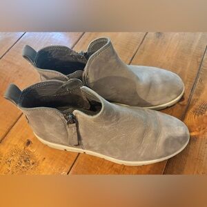 Women’s ECCO size 7 - Gray leather booties